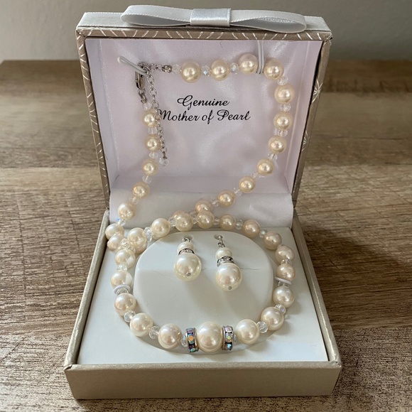 Necklace & Earrings Set Genuine Creamy White Mother of Pearl & Crystal - Picture 2 of 8